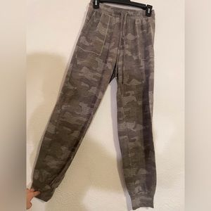 WMNS CAMO SWEATPANTS/JOGGERS XS
